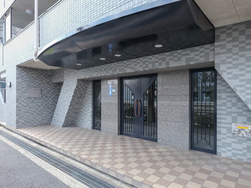 定期的なメンテナンスにより綺麗に保たれたエントランスです。R4年8月共用部大規模修繕工事実施済です。