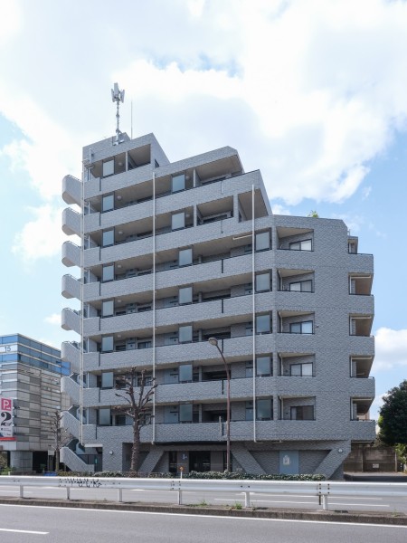 安心の免震構造マンション！徒歩圏内には商業施設が充実、生活至便な住環境です。穏やかな雰囲気を纏う街でのスマートな暮らしが叶います。
