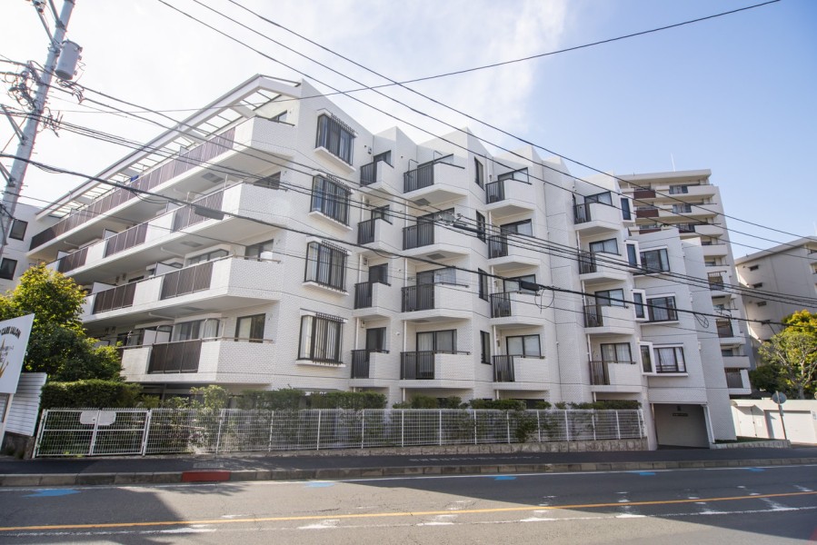 三井不動産(株)旧分譲の新耐震基準マンションです。「イオンスタイル」まで徒歩1分、公園も至近で日常の利便と豊かな自然に溢れた暮らしが叶います。