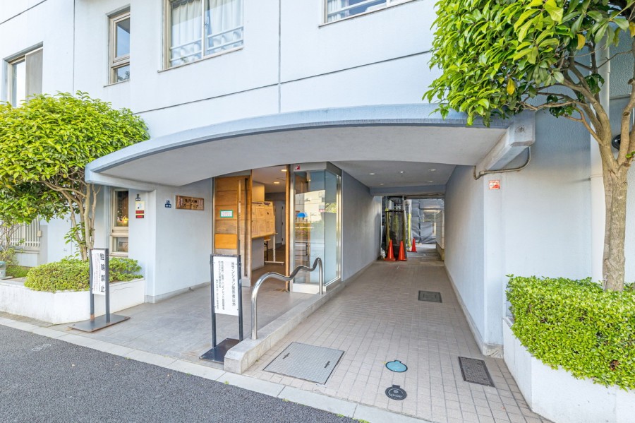 共用部からは、時代の移ろいを重ね大切に住み継がれてきた様子がうかがえます。お手入れが行き届いた綺麗な植栽があるエントランスが、心地の良い安らぎに満ちた暮らしへ誘います。