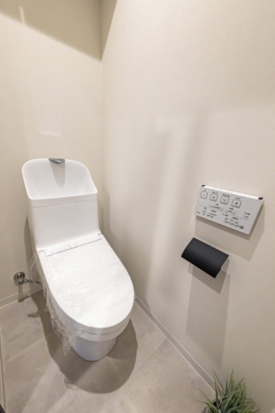 シンプルで安らぎ溢れる空間のレストルーム。優れた節水効果や汚れが付きにくい便座など、ほしかった機能が揃ったウォシュレット一体型トイレです。