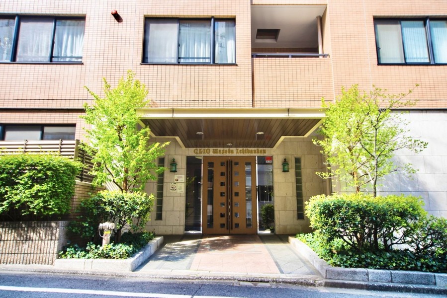 凛とした存在感を主張するエンブレムが出迎えるエントランスです。堂々たる趣の中に自然も潤いも享受したマンションです。