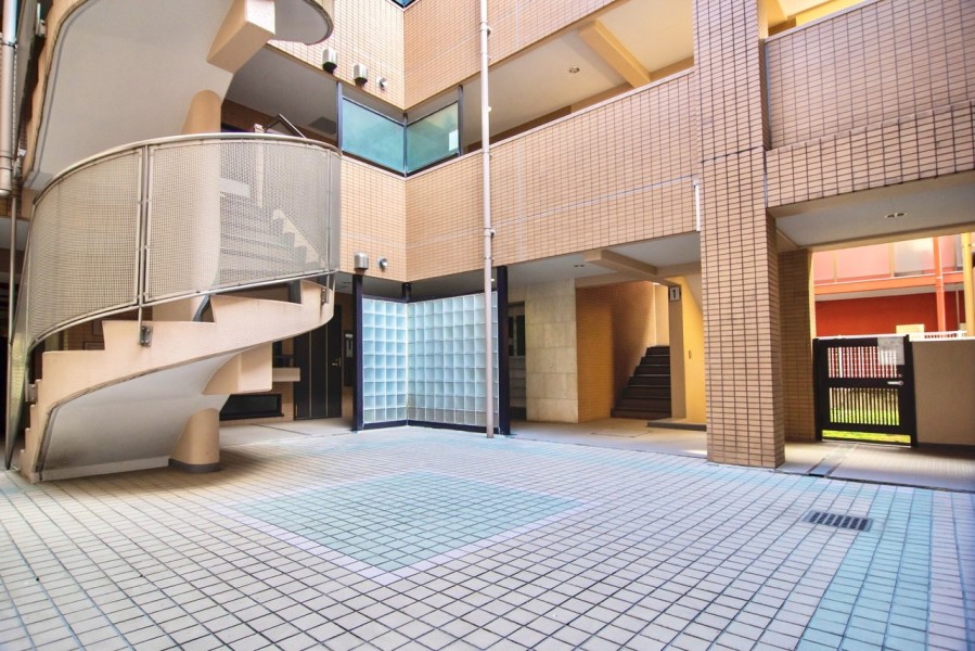 共用部には吹き抜け空間のパティオがあります。爽やかな風と光が通り抜け居住者の方へ憩いと安らぎをもたらします。