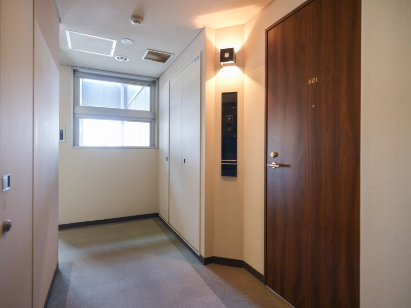 共用部はホテルライクな内廊下設計です。外気の影響を受けにくく、プライバシーも守られやすいです。