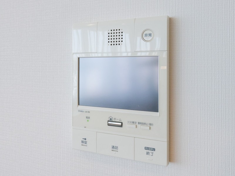 ◆TVモニター付インターホン◆訪ねてきた相手をモニター越しに確認でき、防犯対策に役立ちます。インターホン越しに話をすることが可能です。
