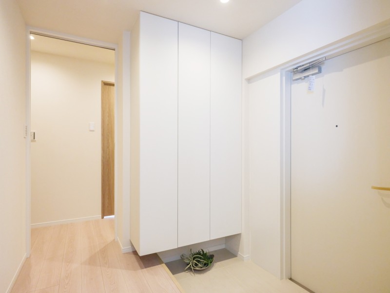 玄関が2ヵ所あり空間を使い分けできる住戸です！リビング側の玄関には天井まで高さのあるシューズボックスを設置しました。