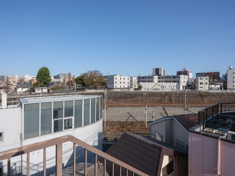 L字バルコニーから望む眺望です。開放的な眺めは、デジタルでは語りきれない感覚を研ぎ澄まし無機質な時間をぬぐいます。