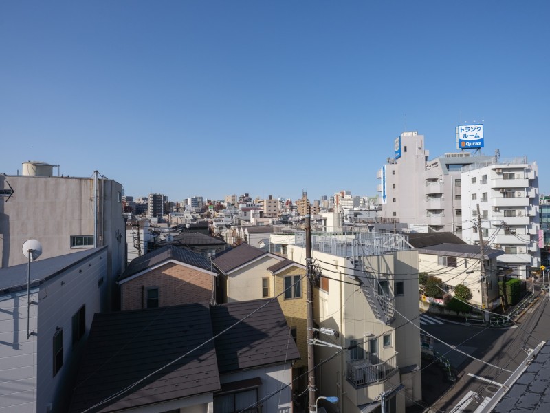洋室1、2に接続するバルコニーからの眺望です。南向きなのでたっぷりの光を浴び、開けた空を眺めながらほっと一息。日常をアップデートできる空間です。