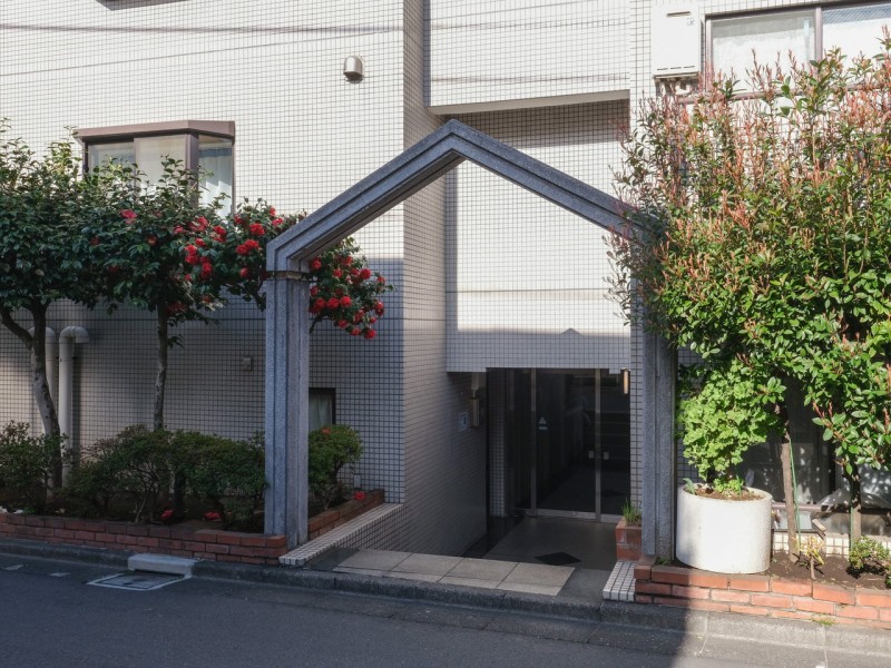 家型のモチーフを採り入れた瀟洒なエントランスがお出迎えしてくれます。自然の潤いや親しみやすさを享受した共用部が安らぎの居住空間へ誘います。