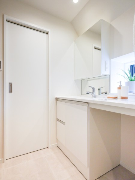 洗面室にも小窓があるのが魅力のお部屋です！閉塞感を感じがちな空間がゆとりのあるスペースになり、豊かな洗面空間での暮らしを毎日お楽しみいただけます。