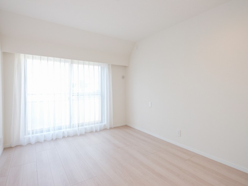 南向きでたっぷりの光が入りこみ明るい洋室1です。住まう方の趣味や感性で飾っていただけるように、シンプルな内装で仕上げました。