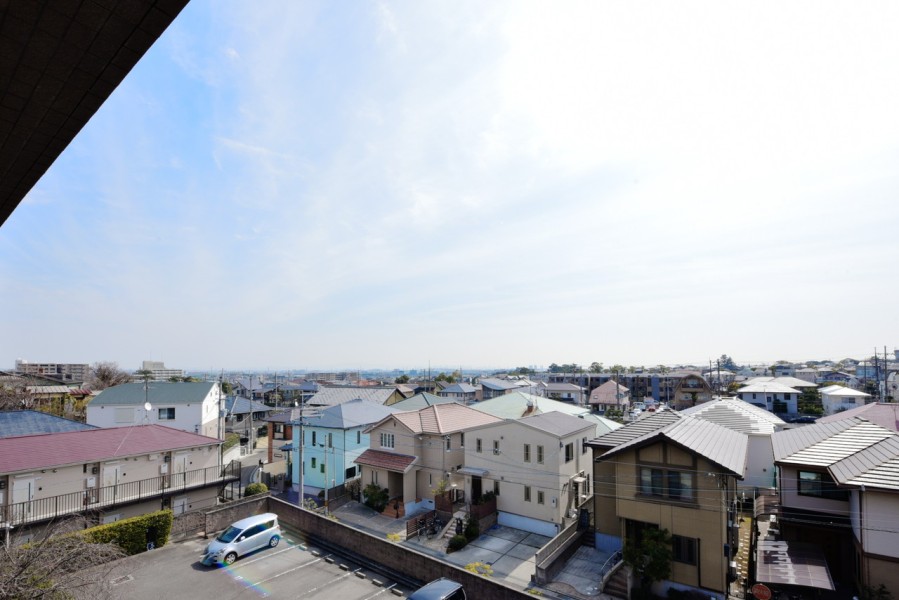 前面を遮る高い建物はありませんので、大きな空と時間や季節と共に変化する様子を感じることが出来る眺めが広がります。