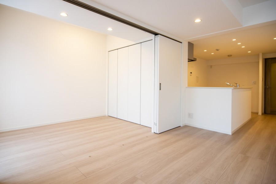 洋室2はリビング横のお部屋です。引き戸の開閉で格調リビングとしても、プライベート空間としてもお使いいただけます。