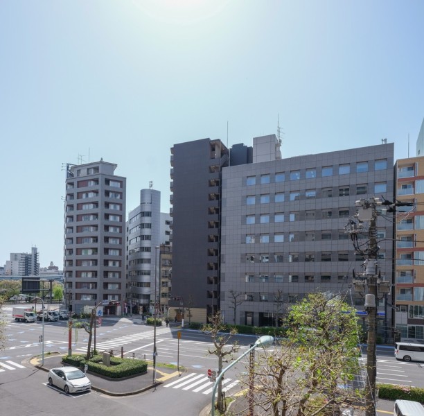 目の前の建物とは距離があるので、閉塞感を感じない開放的な眺望です。青々と広がる空を見上げながら、ほっと一息つけるリフレッシュスペースです。