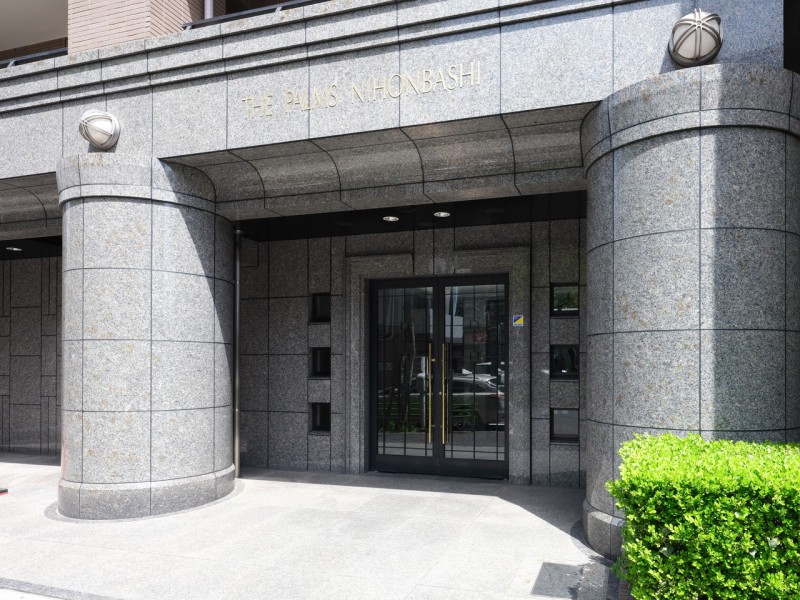都心における凛とした存在感を主張するエンブレムが出迎えるエントランスです。堂々たる趣の中に居心地の良さも感じさせ、安らぎの居住空間へ誘います。