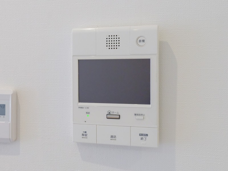 ◆TVモニター付インターホン◆訪ねてきた相手をモニター越しに確認でき、防犯対策に役立ちます。インターホン越しに話をすることが可能です。