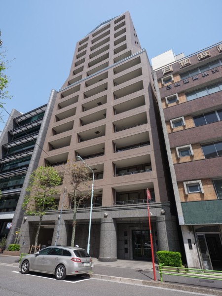 利便性と文化が息づく風情ある街にそびえ立つマンションです。４路線５駅がすべて徒歩10分圏内で利用できる至便な立地！スーパーや公共施設も至近です。