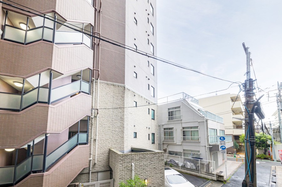 バルコニーからの眺望です。都心に位置しながらも、穏やかな時間を感じることができるリフレッシュ空間。
