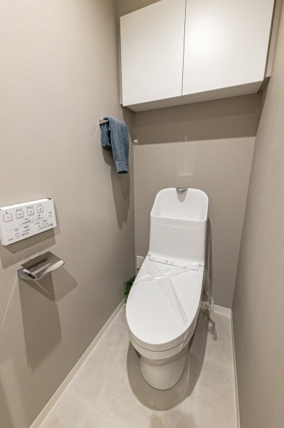 グレイッシュで落ち着きのある空間に仕上がったレストルームです。優れた節水効果や汚れが付きにくい便座など、ほしかった機能が揃ったウォシュレット一体型トイレを新規交換しました。