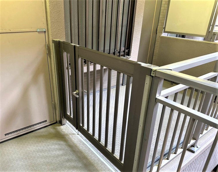 プライバシー保護にうれしいポーチ付きのお部屋です。玄関扉と共用廊下の距離が保たれているので、衝突などの事故を防ぐことができます。