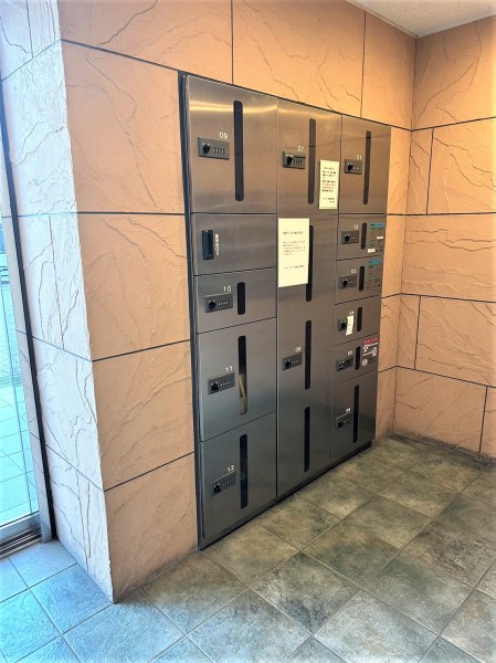 ◆宅配ボックス◆24時間いつでも荷物を受け取ることができるので、配達時間を気にせず過ごすことができます。対面での接触機会を最小限にでき、ウイルス対策の観点からも人気の設備です。