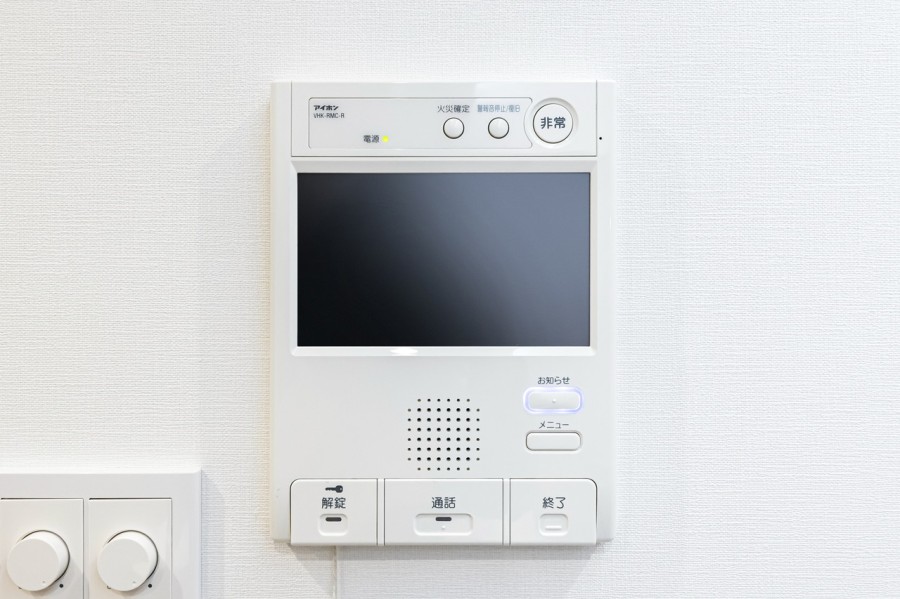 ◆TVモニター付インターホン◆訪ねてきた相手をモニター越しに確認でき、防犯対策に役立ちます。インターホン越しに話をすることが可能です。