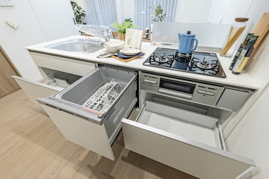 ◆食器洗浄乾燥機◆家事の時間を短縮できる優れもの。さらに節水・節約を同時に行うことができるので、大変人気があり重宝します。