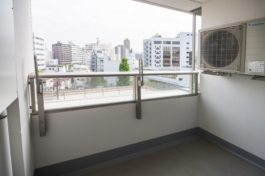南向きのバルコニーです。対面に大きな建物がないため、陽当たり良好・通風良好なリフレッシュ空間です。