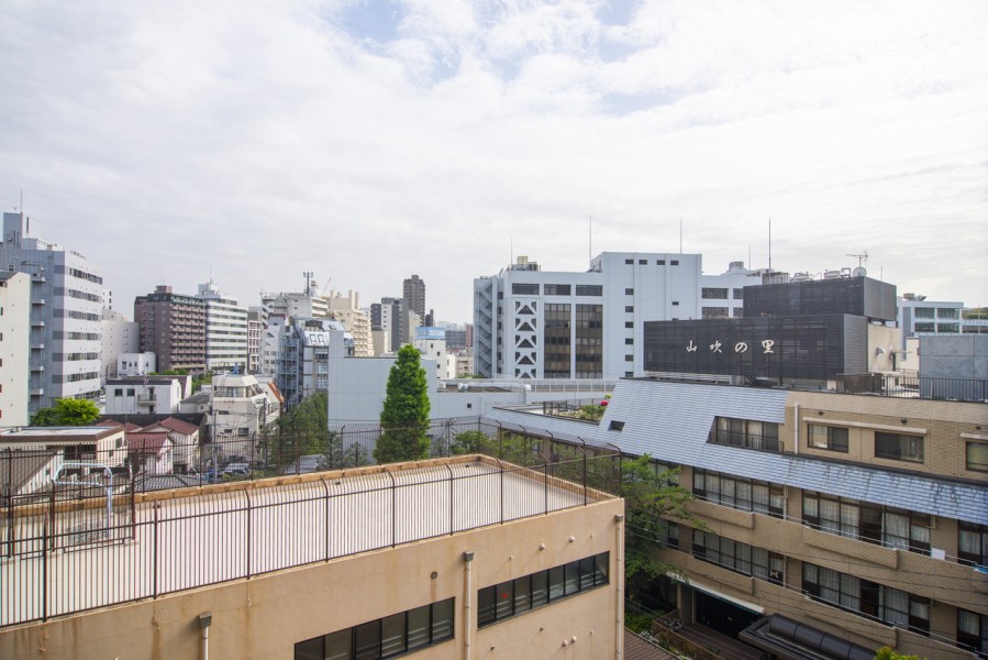 大きくひらけた空を仰ぐ開放感のある眺望です。都会の喧騒を忘れてほっとひと息つける、心地よい時間が流れます。