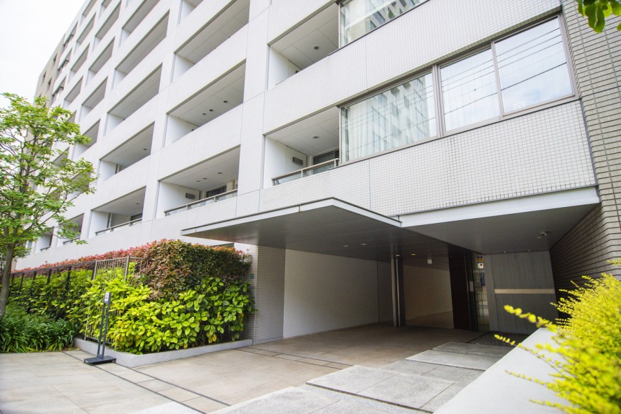 鮮やかな植栽で彩られたエントランスです。ハイグレードな居住空間へと入居者様を誘います。