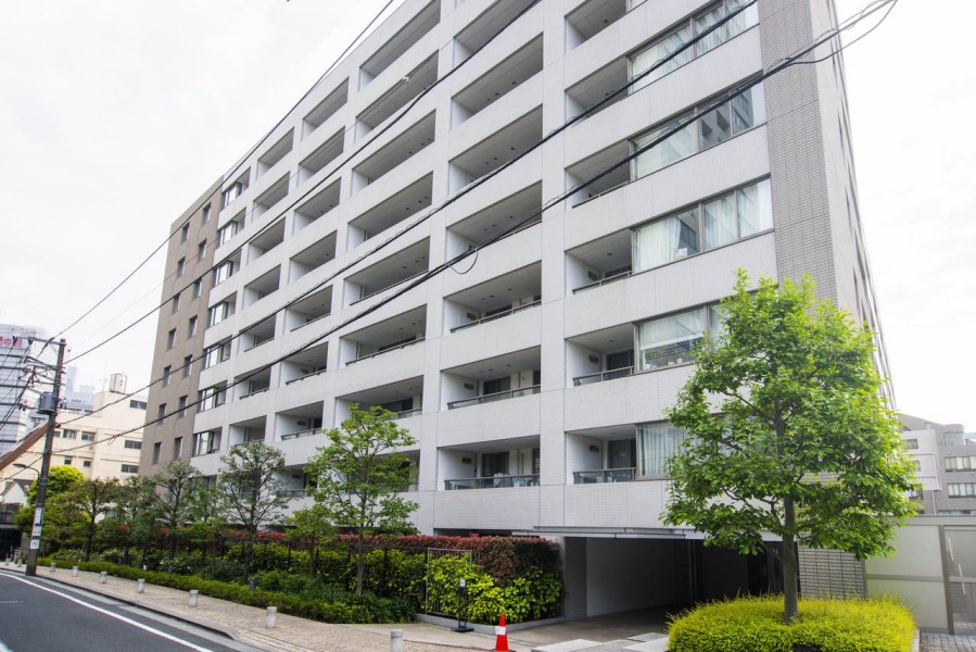 3路線3駅利用可の交通至便な立地！総戸数169戸の鹿島建設㈱旧分譲。暮らしを快適にサポートするコンシェルジュサービス付きの大規模マンションです。