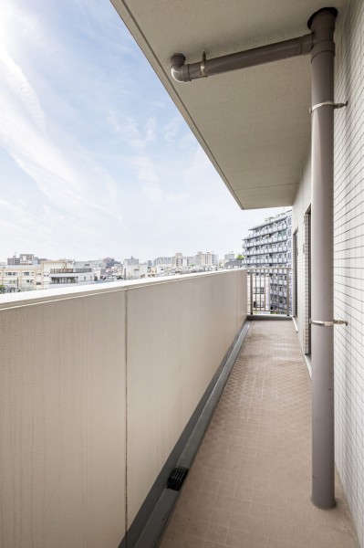 洋室側からアクセスできるバルコニーです。対面に大きな建物がないため、心地よい風がそよぐリフレッシュスペースになっています。