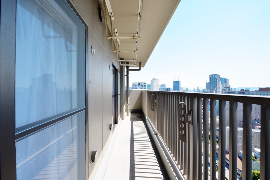 北東・南東角部屋で、大きなバルコニーが特徴のお部屋です。36階部分ですので、通風良好です。バルコニーからはすっきりとした大阪の街並みを眺めることができます。