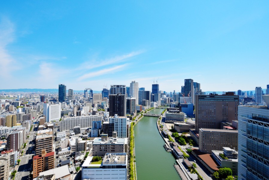 堂島川を望むすっきりとした眺望が魅力的なお部屋です。遮る物のない大きな空と気持ちの良い風を感じながら時間を忘れて眺めていたくなるような景色です。