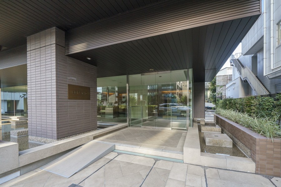 近隣には東京都庭園美術館、畠山記念館、松岡美術館などがあり、歴史と文化が融合した情緒溢れる住環境も魅力です。