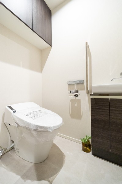 レストルームにはLIXIL製洗浄便座付トイレを新規交換しました。洗練された住まいにマッチしたスタイリッシュなタンクレストイレです。