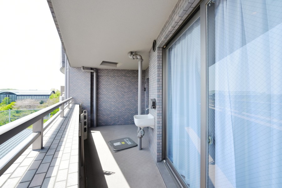 スロップシンクも備えたバルコニーは、前面を遮る建物もありませんので、お部屋の中に柔らかな光と風を運んでくれます。お洗濯物も気持ちよく乾きそうです。