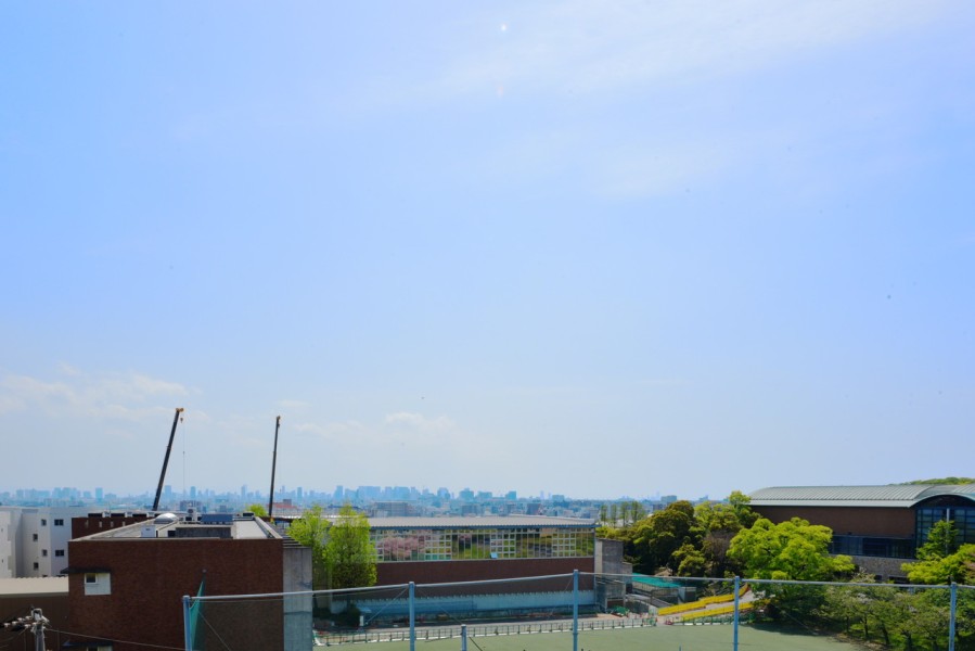 前面はグラウンドになっていますので大きく開放的な空が眼の前に広がります。時間を忘れて空を眺めたくなるような特別な空間です。