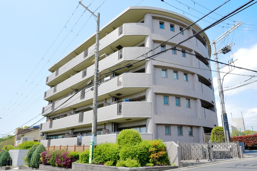 総戸数30戸、5階建ての落ち着いたブラウンのタイル貼りのマンションです。印象的な弧を描いた外観は静かな住宅地の中に映えています。関大前駅から10分です。