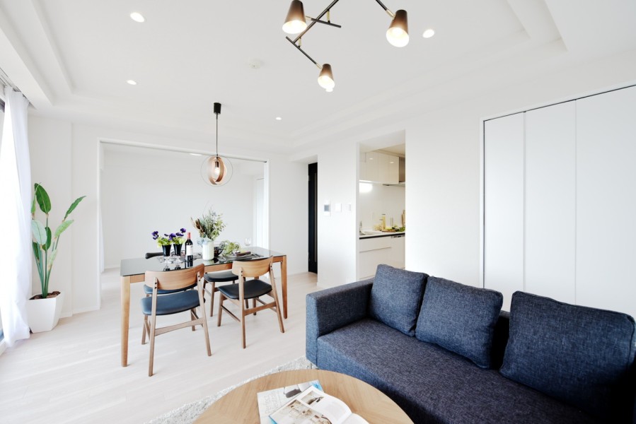 陽当たり・眺望の良いお部屋です。目の前はグランドなので、遮る建物もありません。折り上げ天井で広さを感じます。