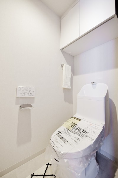 TOTO製ウォシュレット一体型のトイレはお手入れ楽々な機能も搭載されており、お掃除も楽です。吊戸棚も完備で小物類もすっきりと収納出来ます。