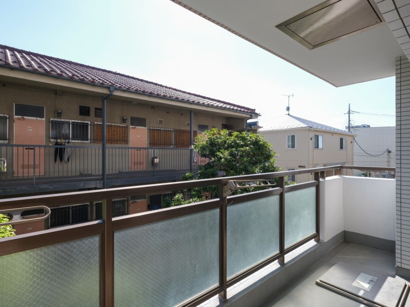 陽当たり良好なバルコニーです。南側にもメインバルコニーがあるので、用途によって使い分けが可能です。