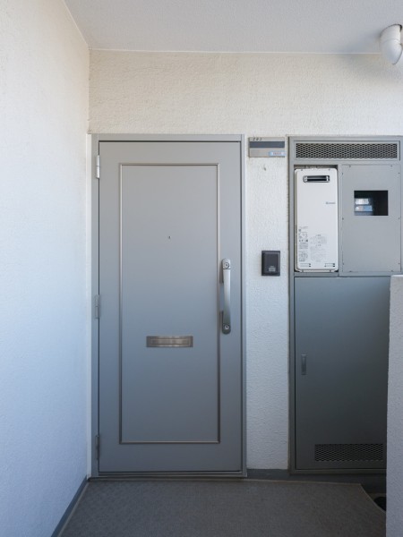 お部屋の玄関はプッシュプルハンドルなので、わずかな力で簡単に開閉することができます。