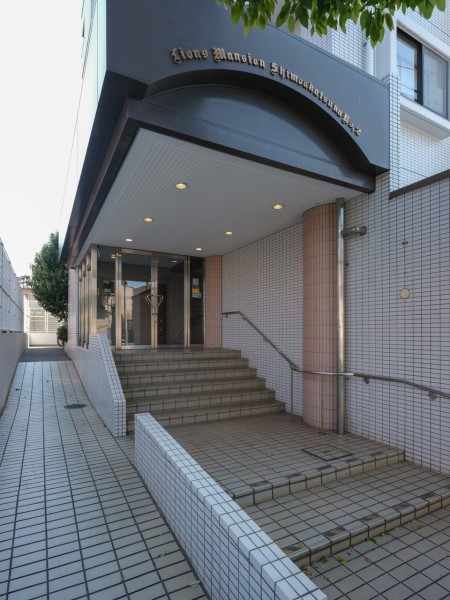 定期的なメンテナンスで綺麗に保たれたエントランスです。スロープ付きなので、ベビーカーやキャリーケースの移動も快適です。