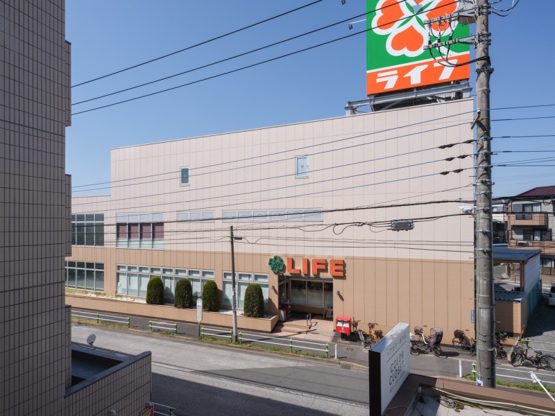 マンション前には生鮮食料品から生活用品が充実するスーパーがあり、快適な暮らしを叶えます。