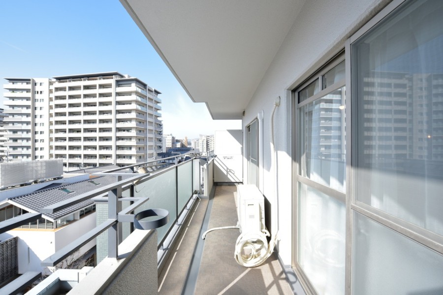 南向きのお部屋ですので、お部屋の中を明るい光を運んでくれます。陽当り・通風・眺望良好です。前面を遮る建物もないので、時間と共に変わり行く開けた大きな空を楽しみながらリフレッシュすることができます。