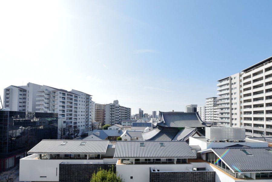 前面を遮る建物もないので時間と共に移り変わる大きく開けた空を楽しむことができます。晴れた日には窓を開けて、大きく深呼吸したくなるような眺めです。