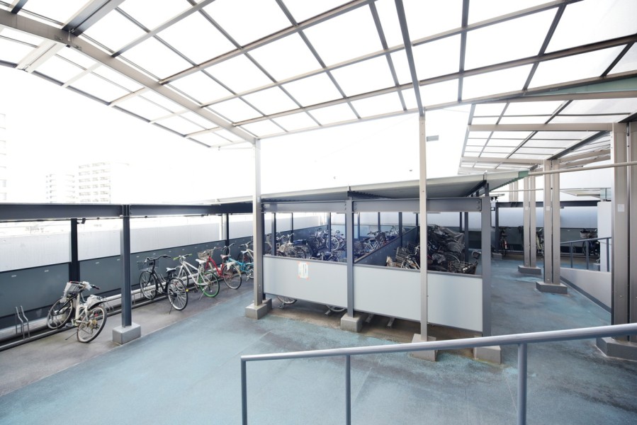 駐輪場には屋根もあり、雨の日も濡れにくいので自転車も傷みにくくなっています。1台目は無料、2台目から月額500円でご利用いただけます。