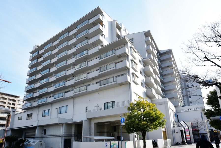 JR伊丹駅から2分の立地で、1階には関西スーパーや商業施設、医療店舗が入っており、建物内で日常の生活が完結できる便利な立地です。イオンモール伊丹へも徒歩4分でアクセス可能です。