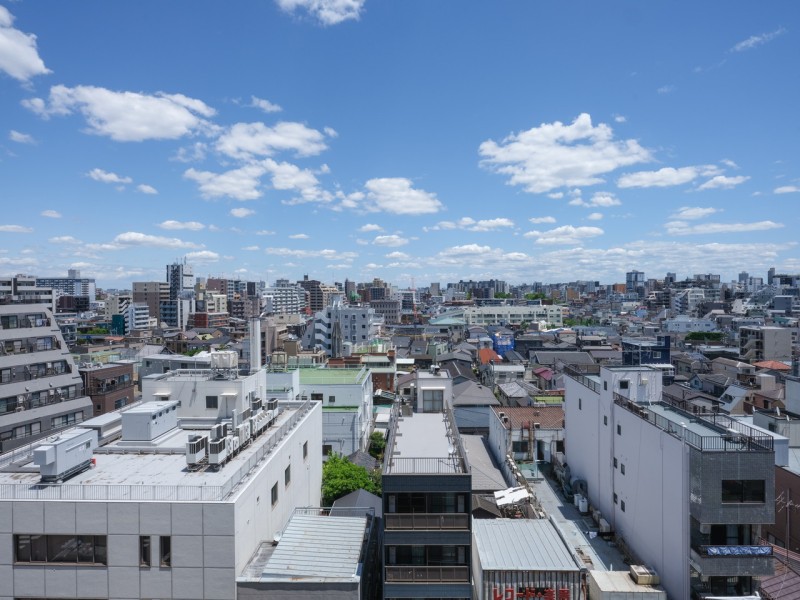 心がほっとするような開放的な眺望を望めるお部屋です。青々と広がる空を手中に収め、爽快感をめいっぱい感じることができる眺めです。